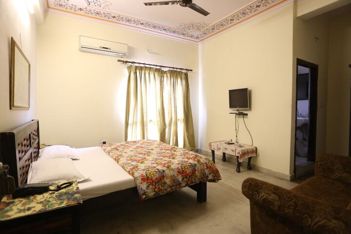 Room 6 of 19