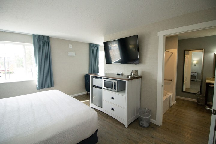 1 King Bed (6 of 28)