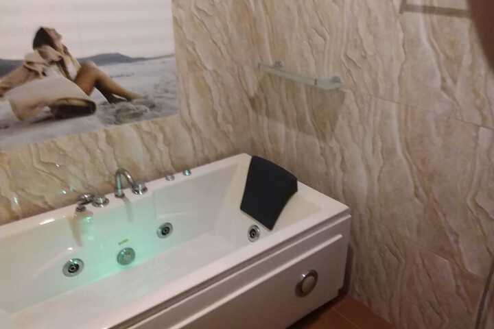 Hot Tub 16 of 33