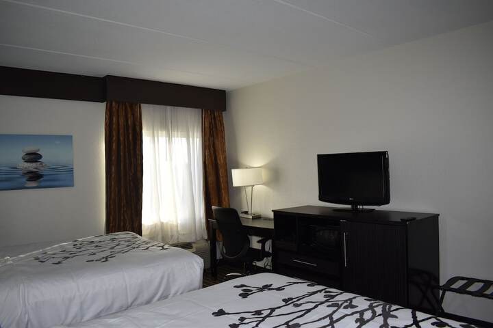 1 Queen Bed Accessible (25 of 31)