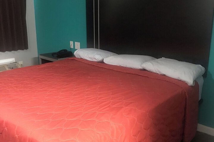 Single Room 1 King Bed (8 of 13)