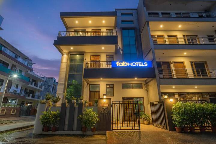 FabHotel Golf Luxury - 10 Min From Sector 42-43 Rapid Metro Station