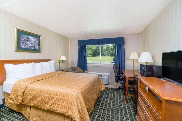 1 Queen Bed (2 of 10)