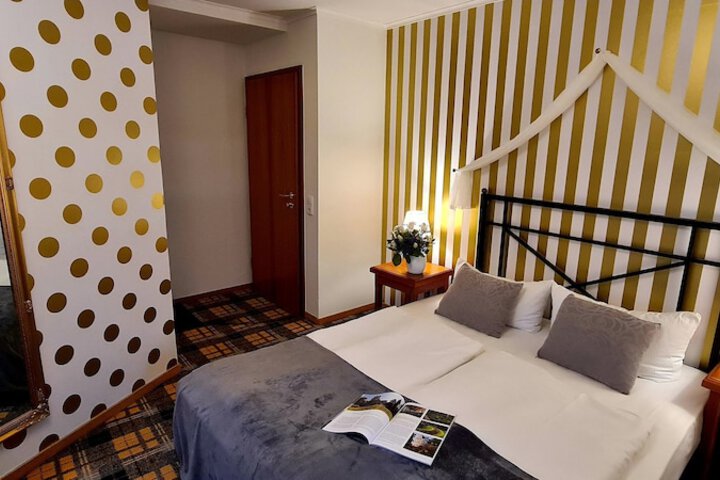 Room 9 of 37