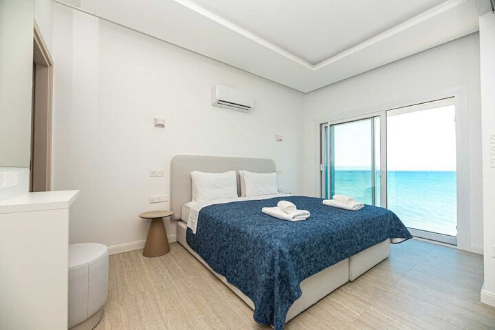 Room 2 of 8