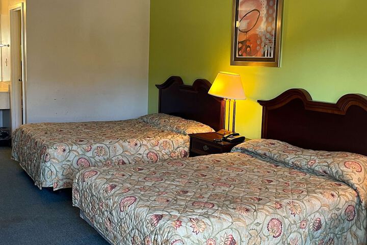 2 Queen Beds Micfridge (3 of 6)