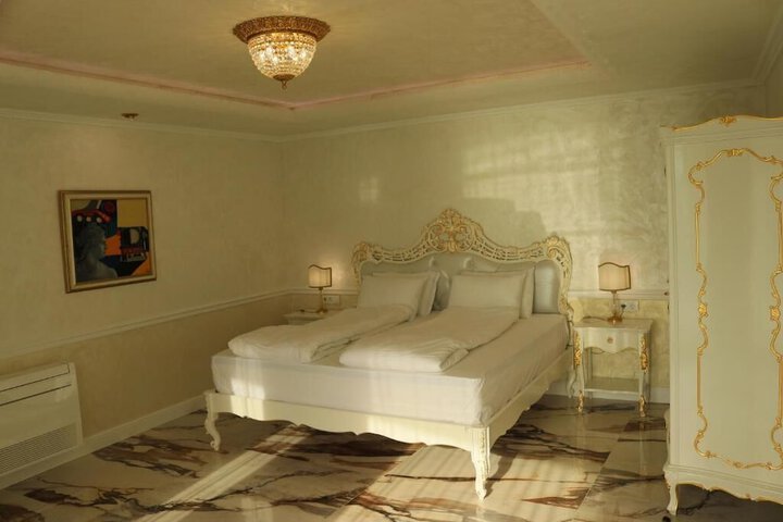 Room 9 of 81