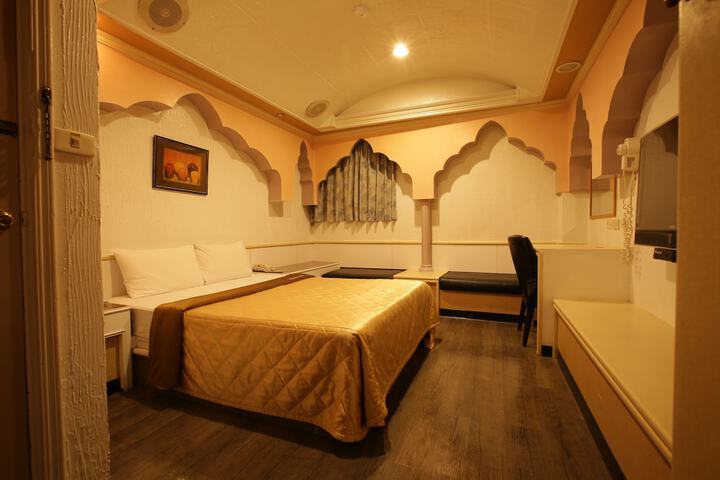Room 8 of 27