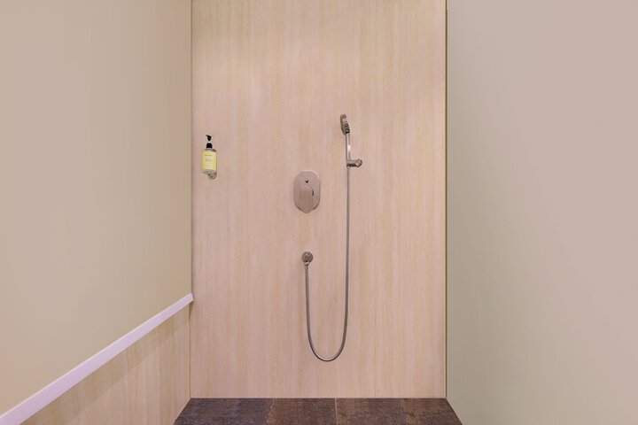 Room 32 of 60
