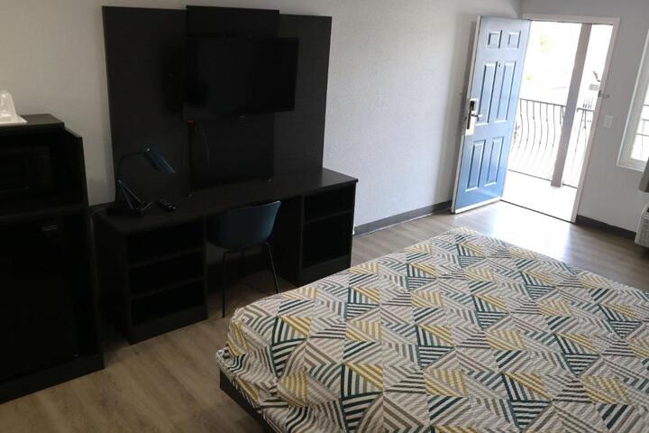 Deluxe Room 1 King Bed Refrigerator, Microwave (17 of 18)