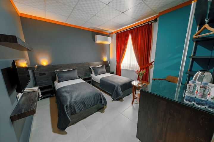 Room 13 of 27
