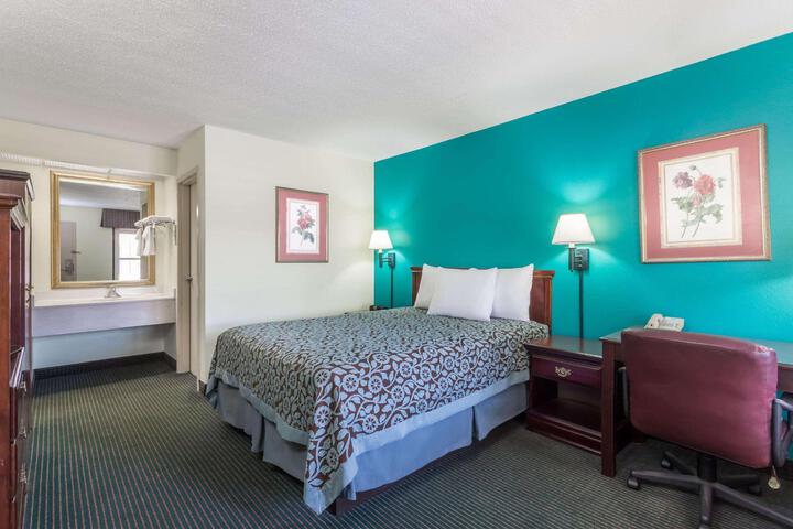 1 Queen Bed (3 of 15)