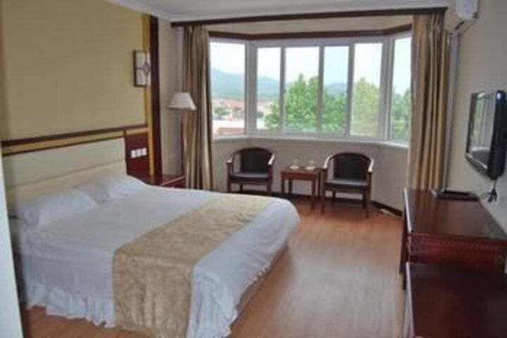 Room 4 of 16
