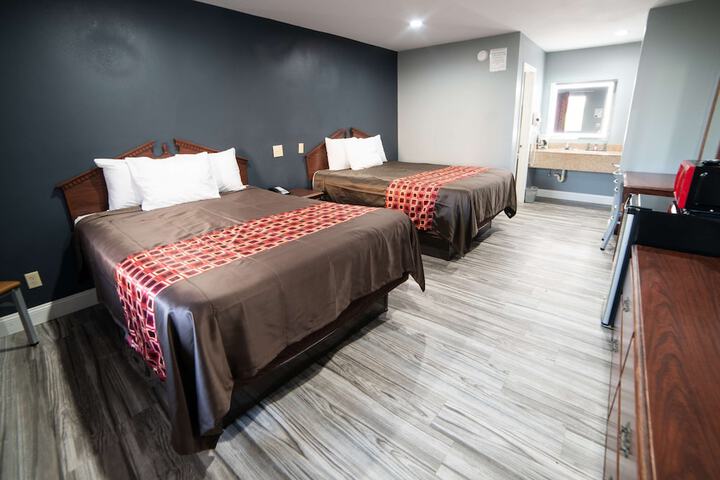 2 Queen Beds (11 of 15)