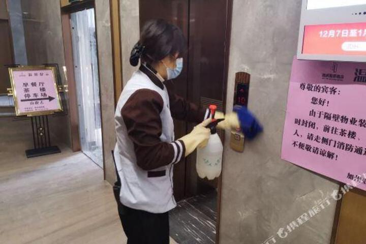 No.1 of Jiazhou Hotel(Chengdu Huapaifang Subway Station)