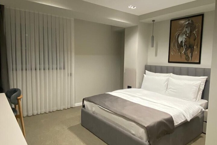 Room 5 of 9