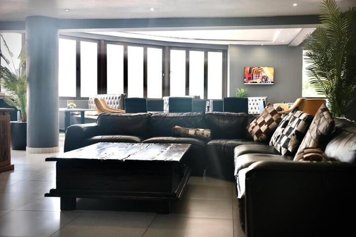 Lounge 4 of 23