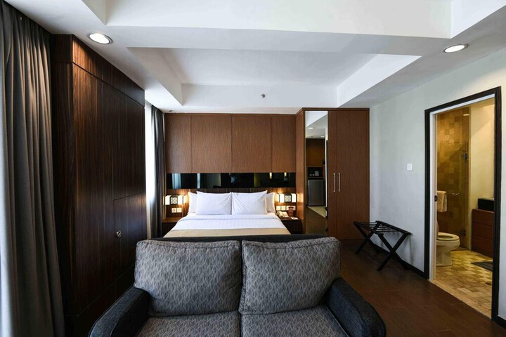 Room 9 of 37