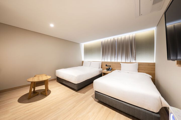 Room 10 of 144