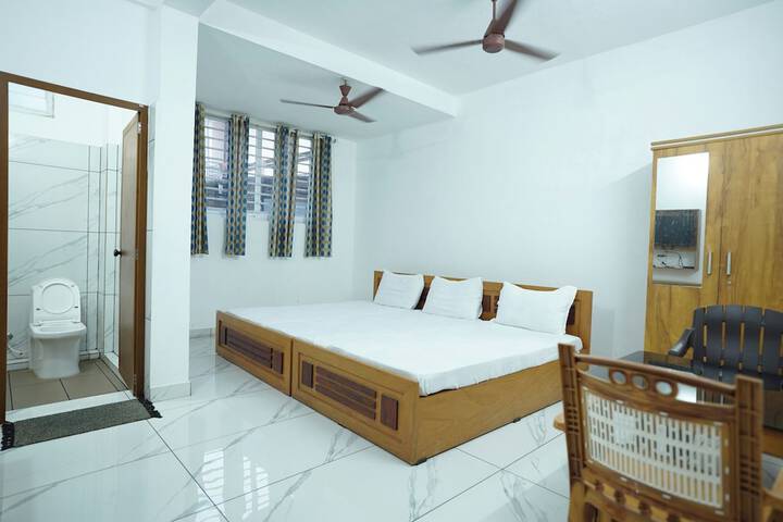 Room 6 of 28