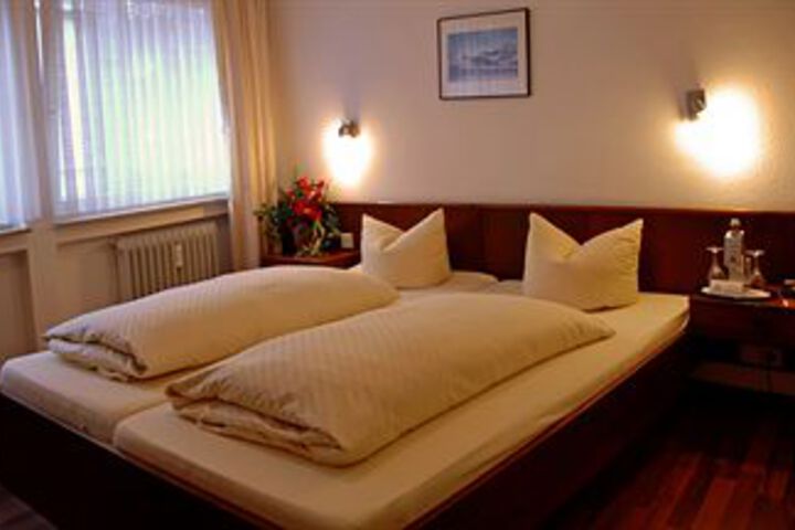 Room 6 of 10