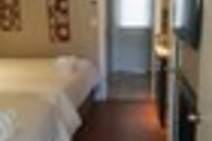 Room 11 of 828