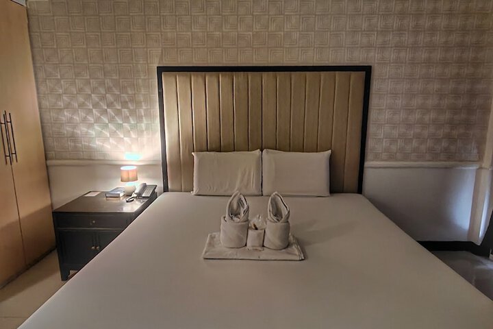 Room 7 of 16