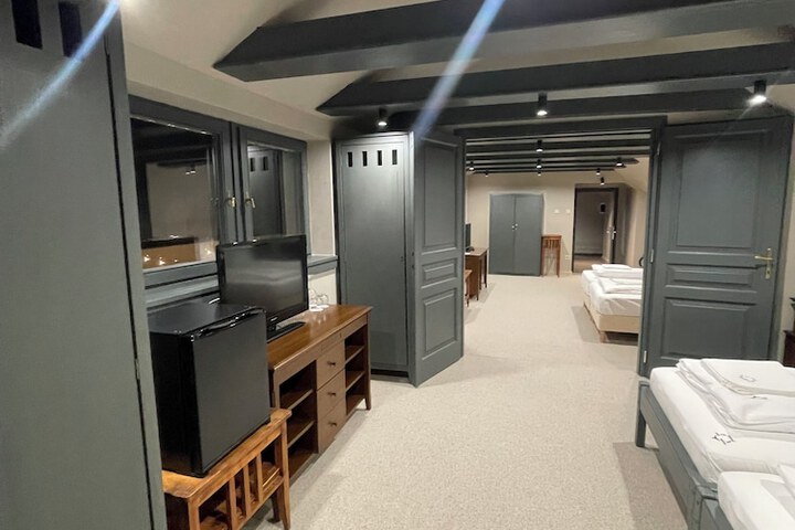 Room 18 of 103