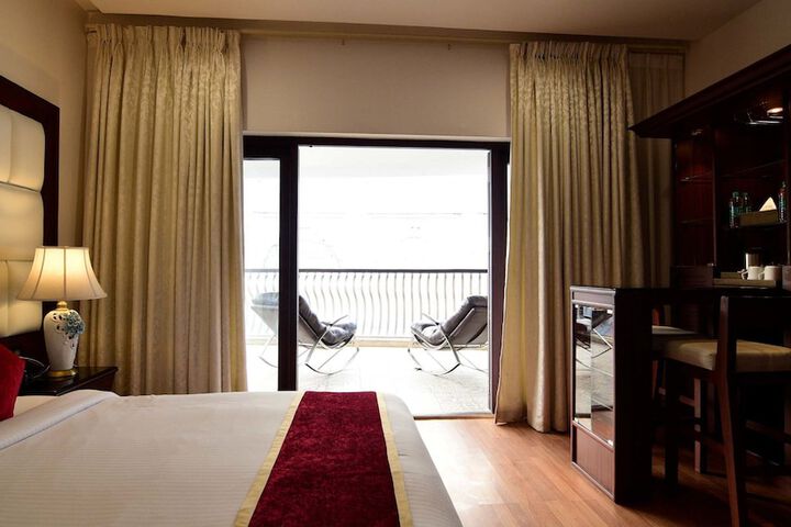 Room 27 of 81