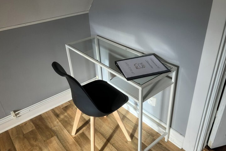 Room 6 of 9