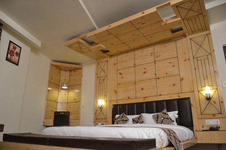 Room 8 of 76