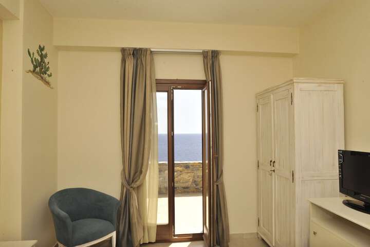 Room 12 of 38