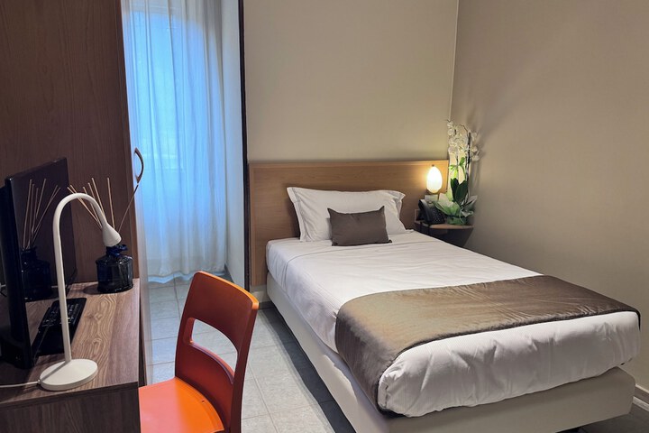 Room 13 of 33