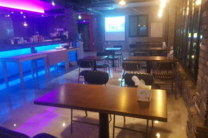 Lounge 6 of 53