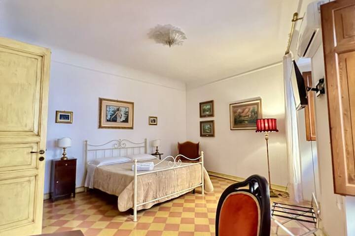 Room 53 of 83