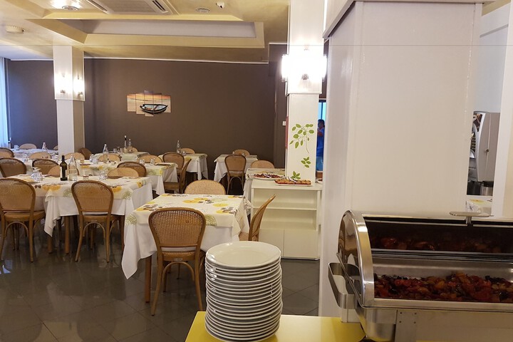 Dining 32 of 48