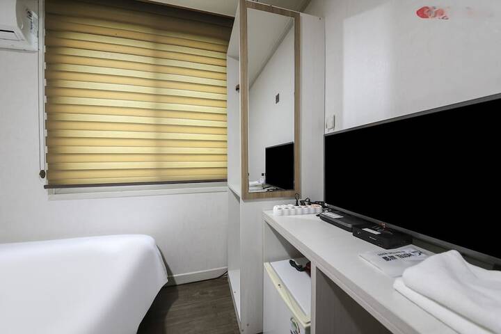 Room 4 of 13