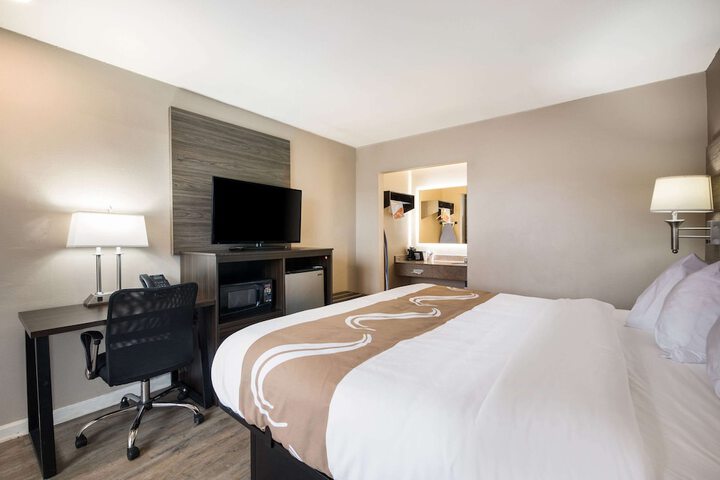 1 King Bed (3 of 13)
