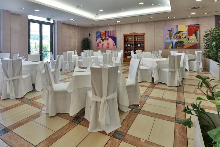 Dining 62 of 82