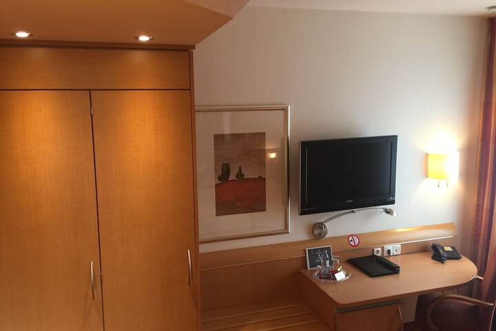 Room 30 of 102