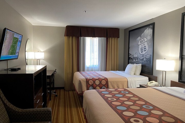 2 Queen Beds (5 of 7)