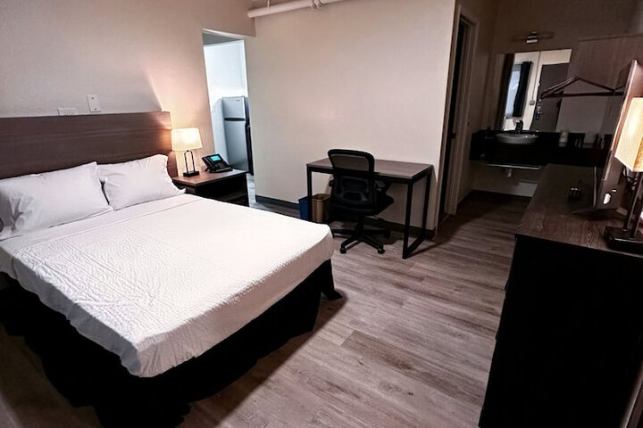 1 Full Bed Deluxe Studio Suite (16 of 16)