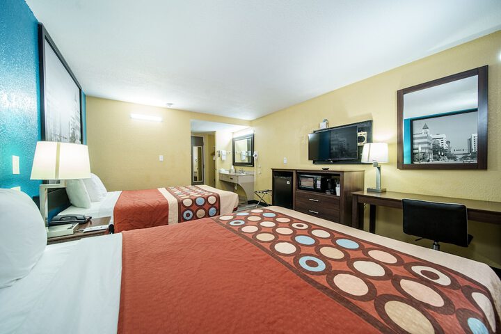 2 Queen Beds Mobility Hearing Accessible Room Roll in Shower (36 of 46)