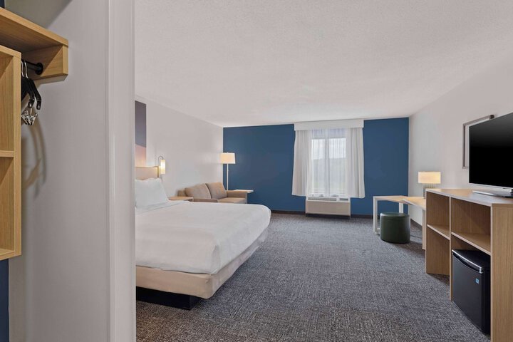 1 King Bed (4 of 16)