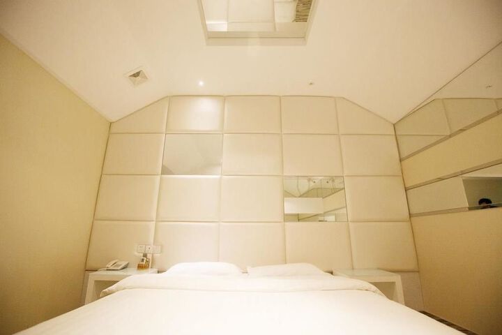 Room 10 of 17