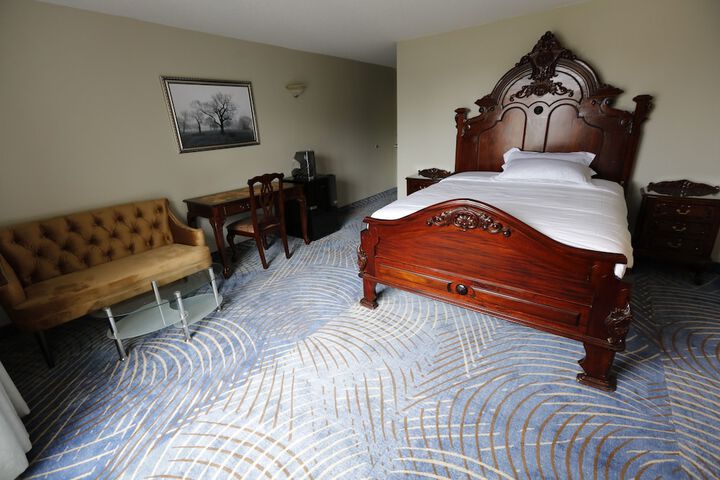 Classic Room 1 Queen Bed (5 of 16)