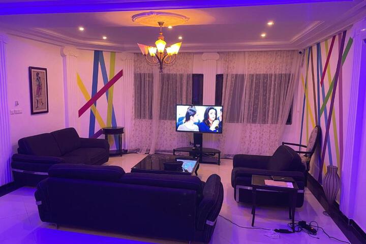 Lounge 8 of 23