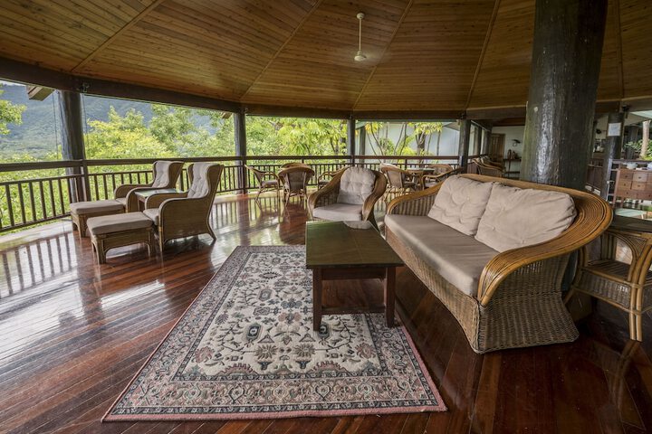 Lounge 45 of 58