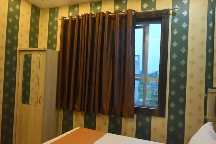 Room 6 of 17