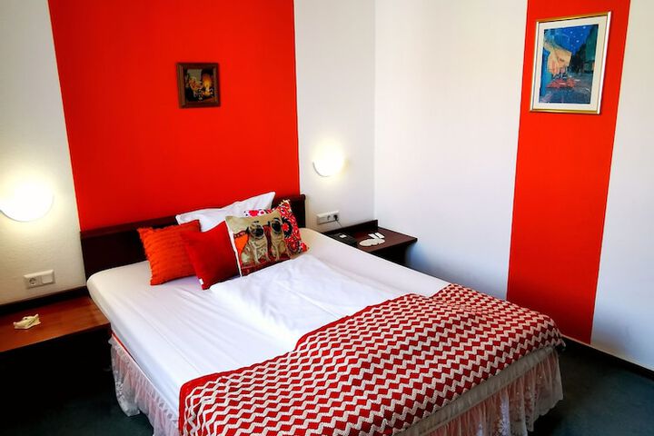 Room 10 of 34